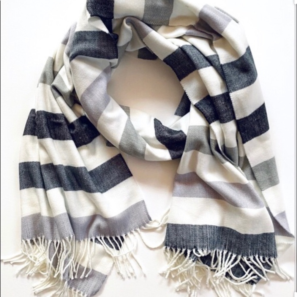 Gap soft grey striped scarf